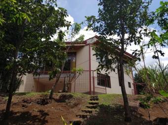 Se vende espaciosa casa con mas de 1100m2 en Desamparados de Alajuela 23-602