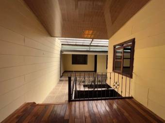 Se vende espaciosa casa con patio en Alajuela 23-972