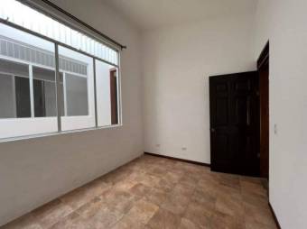 Se vende espaciosa casa con patio en Alajuela 23-972