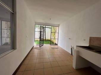 Se vende espaciosa casa con patio en Alajuela 23-972