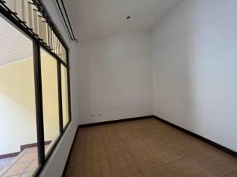 Se vende espaciosa casa con patio en Alajuela 23-972