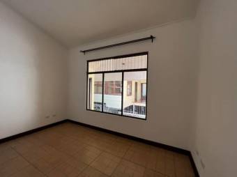 Se vende espaciosa casa con patio en Alajuela 23-972