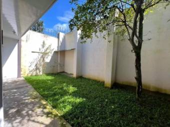 Se vende espaciosa casa con patio en Alajuela 23-972