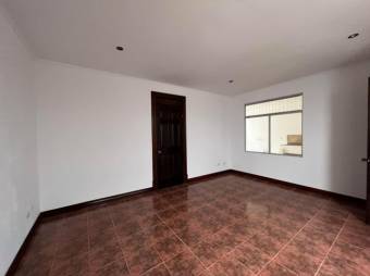 Se vende espaciosa casa con patio en Alajuela 23-972