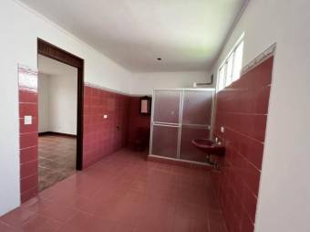 Se vende espaciosa casa con patio en Alajuela 23-972