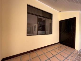 Se vende espaciosa casa con patio en Alajuela 23-972