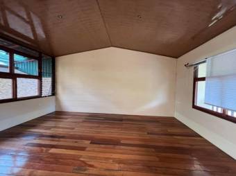 Se vende espaciosa casa con patio en Alajuela 23-972