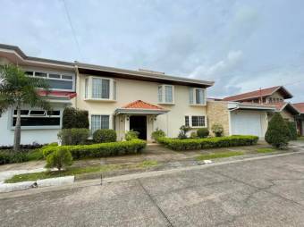 Se vende hermosa y espaciosa casa recién renovada con patio en La ceiba de Alajuela 23-531