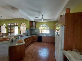 Se vende espaciosa casa con piscina y gran lote de 5998m2 en Guácima de Alajuela 23-3418