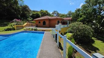 Se vende espaciosa casa con piscina y gran lote de 5998m2 en Guácima de Alajuela 23-3418