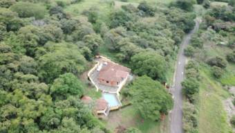 Se vende espaciosa casa con piscina y gran lote de 5998m2 en Guácima de Alajuela 23-3418