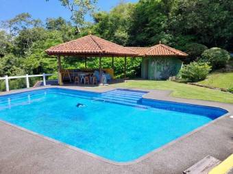 Se vende espaciosa casa con piscina y gran lote 5998m2 de en Guácima de Alajuela 23-3418