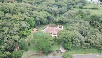 Se vende espaciosa casa con piscina y gran lote 5998m2 de en Guácima de Alajuela 23-3418