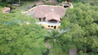 Se vende espaciosa casa con piscina y gran lote 5998m2 de en Guácima de Alajuela 23-3418