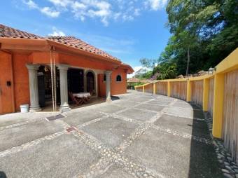 Se vende espaciosa casa con piscina y gran lote de 5998m2 en Guácima de Alajuela 23-3418