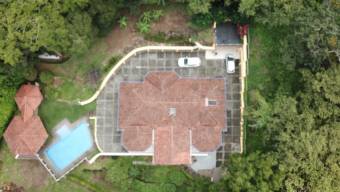 Se vende espaciosa casa con piscina y gran lote de 5998m2 en Guácima de Alajuela 23-3418