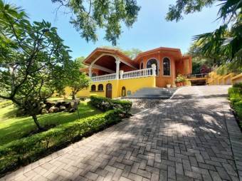 Se vende espaciosa casa con piscina y gran lote de 5998m2 en Guácima de Alajuela 23-3418