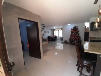 Se vende linda y espaciosa casa con terraza y patio en Coyol de Alajuela 23-1062