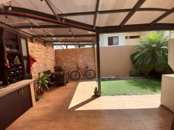 Se vende linda y espaciosa casa con terraza y patio en Coyol de Alajuela 23-1062