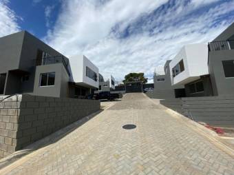 Se vende hermosa y espaciosa casa con patio en Guácima de Alajuela 23-1954