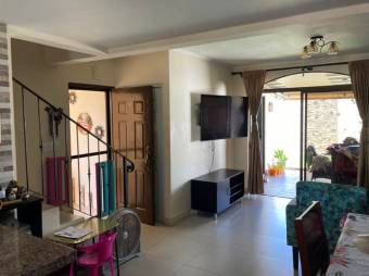 Se vende linda y espaciosa casa con patio en Guácima de Alajuela 23-195