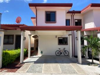 Se vende linda y espaciosa casa con patio en Guácima de Alajuela 23-195