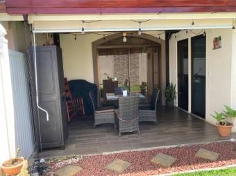 Se vende linda y espaciosa casa con patio en Guácima de Alajuela 23-195