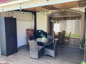 Se vende linda y espaciosa casa con patio en Guácima de Alajuela 23-195