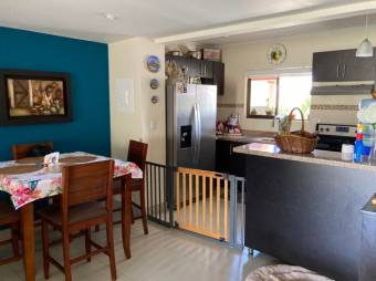 Se vende linda y espaciosa casa con patio en Guácima de Alajuela 23-195