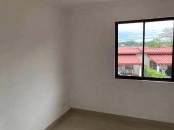 Se vende linda y espaciosa casa con patio en Guácima de Alajuela 23-2125