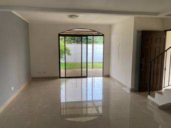 Se vende linda y espaciosa casa con patio en Guácima de Alajuela 23-2125