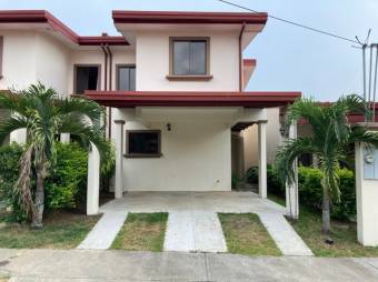 Se vende linda y espaciosa casa con patio en Guácima de Alajuela 23-2125