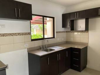 Se vende linda y espaciosa casa con patio en Guácima de Alajuela 23-2125