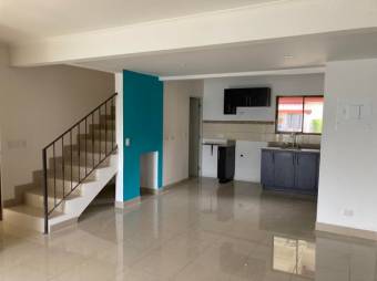 Se vende linda y espaciosa casa con patio en Guácima de Alajuela 23-2125