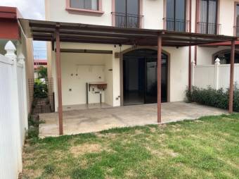 Se vende linda y espaciosa casa con patio en Guácima de Alajuela 23-2125