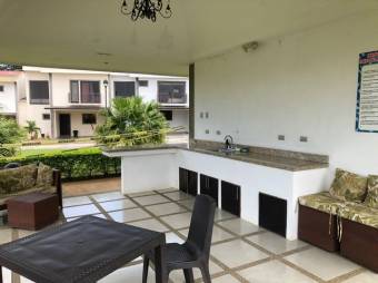 Se vende linda casa con terraza en Alajuela centro 23-1111