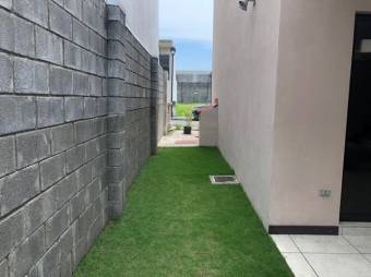 Se vende linda casa con terraza en Alajuela centro 23-1111