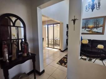 Se vende linda y espaciosa casa con patio en Guácima de Alajuela 23-1591