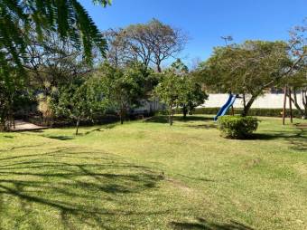 Se vende casa con zona verde en Guácima de Alajuela 23-3468