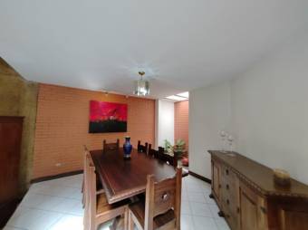 Se vende hermosa y espaciosa casa con terraza en Guachipelín de Escazú 24-224