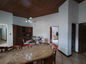 Se vende hermosa y espaciosa casa con terraza en Guachipelín de Escazú 24-224