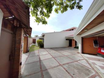 Se vende hermosa y espaciosa casa con terraza en Guachipelín de Escazú 24-224