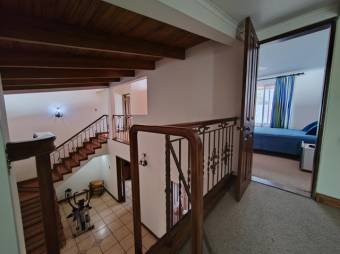 Se vende hermosa y espaciosa casa con terraza en Guachipelín de Escazú 24-224