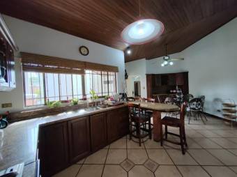 Se vende hermosa y espaciosa casa con terraza en Guachipelín de Escazú 24-224