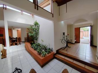 Se vende hermosa y espaciosa casa con terraza en Guachipelín de Escazú 24-224