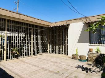 Se vende linda y espaciosa casa con patio en Mata Redonda de San José 23-2179