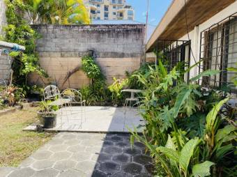 Se vende linda y espaciosa casa con patio en Mata Redonda de San José 23-2179