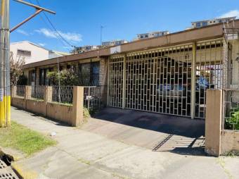 Se vende linda y espaciosa casa con patio en Mata Redonda de San José 23-2179