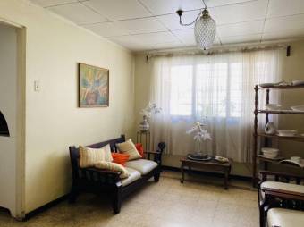 Se vende linda y espaciosa casa con patio en Mata Redonda de San José 23-2179