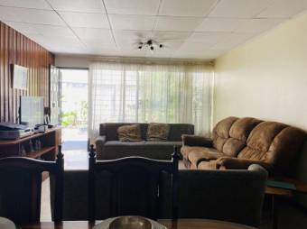 Se vende linda y espaciosa casa con patio en Mata Redonda de San José 23-2179